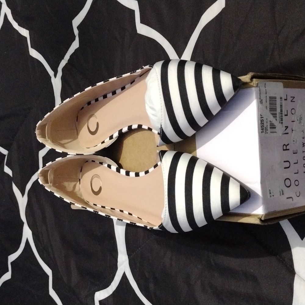 Journee Collections Flats